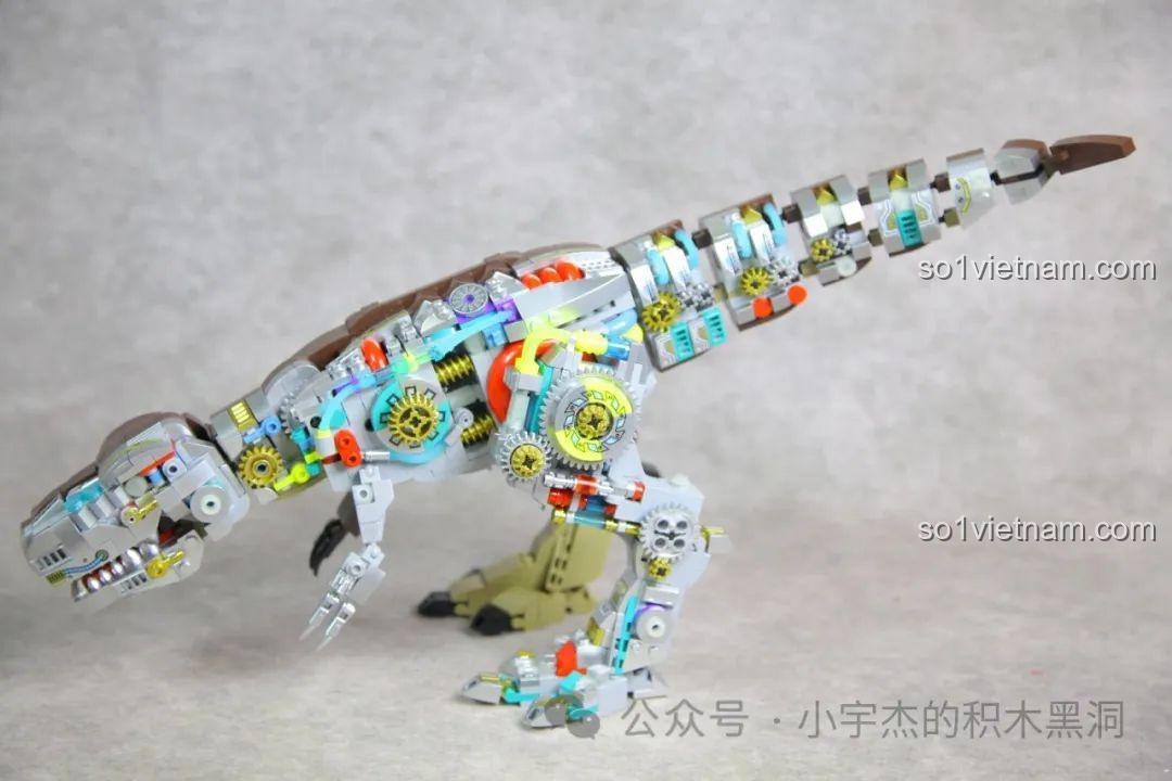 Góc nhìn ngang từ phía cơ khí của mô hình Khủng long bạo chúa T-Rex, phô bày các chi tiết máy móc.