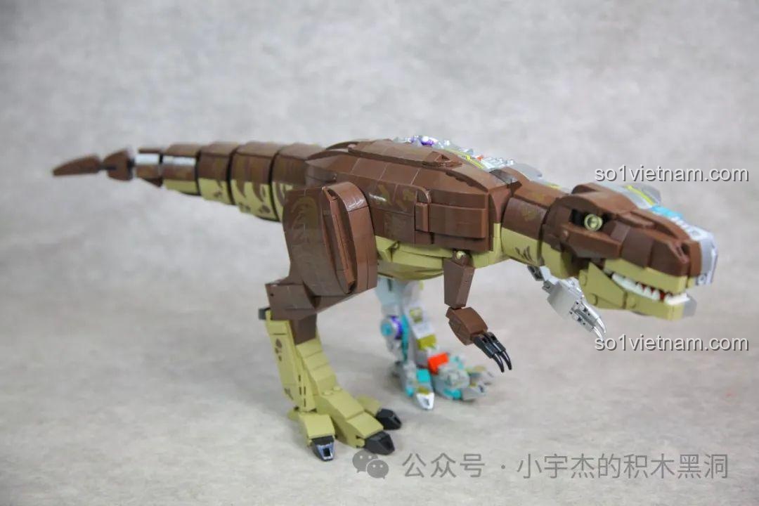 Góc nhìn ngang từ phía sinh học của mô hình Khủng long bạo chúa T-Rex với màu nâu đặc trưng.