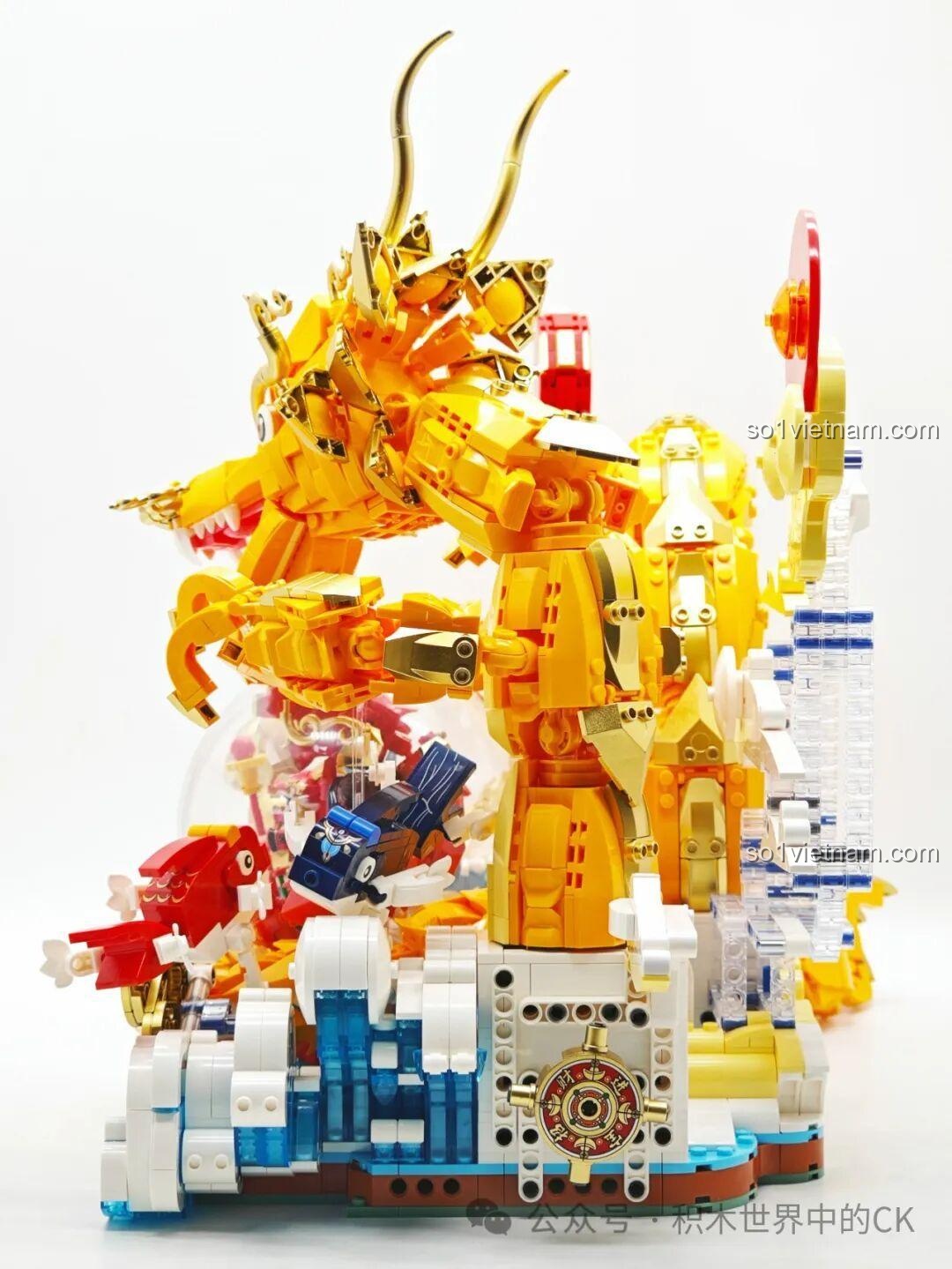 Góc nhìn ngang của bộ lắp ráp Rồng Vàng Ôm Ngọc Keeppley K19908, khoe trọn vẹn các chi tiết.