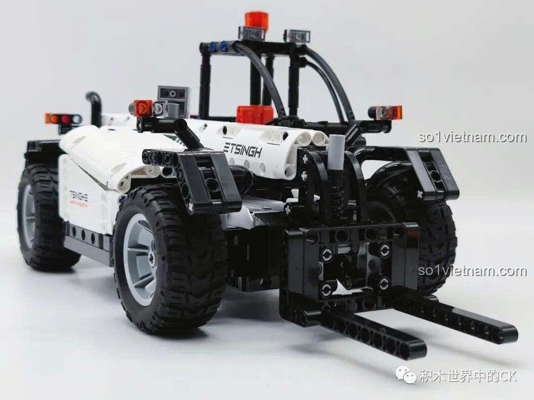 Toàn cảnh nhìn ngang của đồ chơi mô hình Xe Nâng Hàng Công Trình ONEBOT, thể hiện sự hầm hố và chi tiết của sản phẩm.