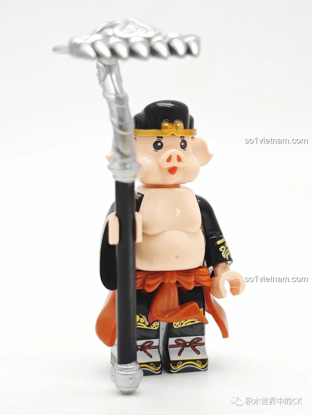 Minifigure Trư Bát Giới nhìn từ góc nghiêng, thể hiện sự vui vẻ và ham ăn của nhân vật.