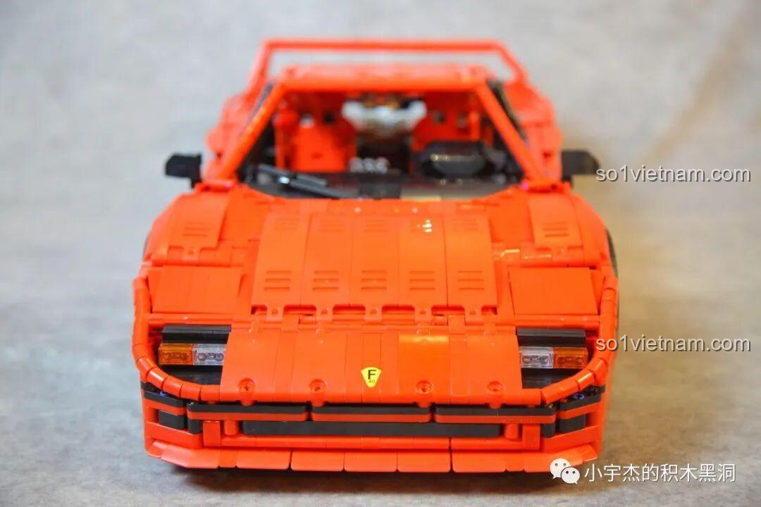 Góc nhìn qua kính lái vào khoang nội thất của xe CBOX X001, có thể thấy hai ghế đua màu đỏ và vô lăng.