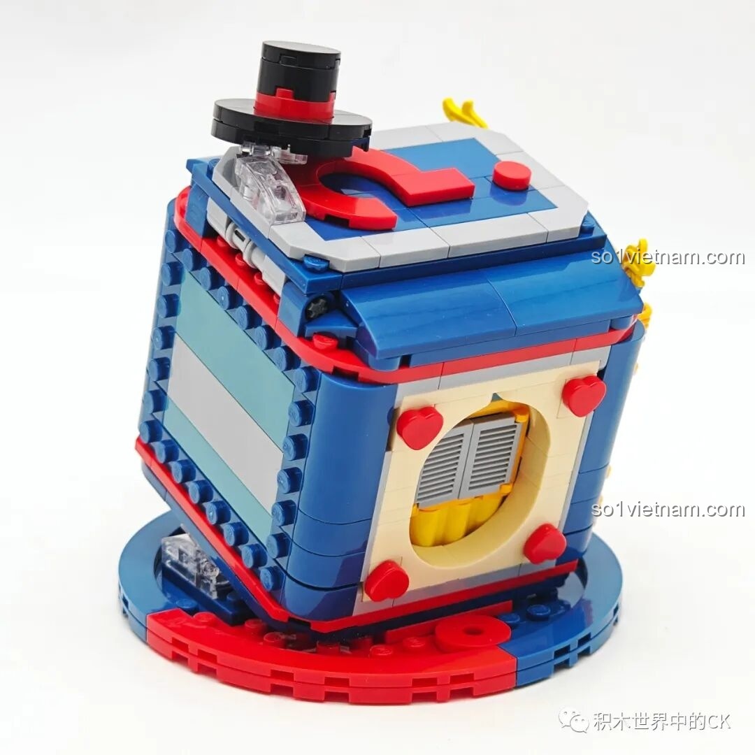 Góc nhìn phía sau của mô hình lắp ráp Hello Kitty Keeppley K20823, với các chi tiết trang trí.