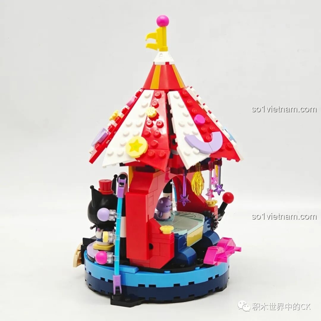 Góc nhìn từ phía sau của mô hình Keeppley K20827 Kuromi, thấy rõ cơ chế xoay và sân khấu bên trong.