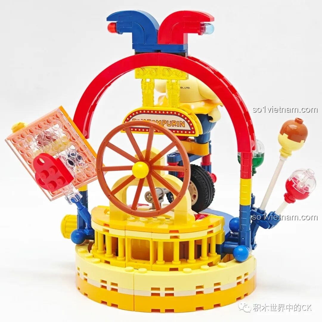 Mặt sau của mô hình Keeppley K20826 Pompompurin, thể hiện sự hoàn thiện trong thiết kế 360 độ của bộ Gánh xiếc ma thuật Sanrio.