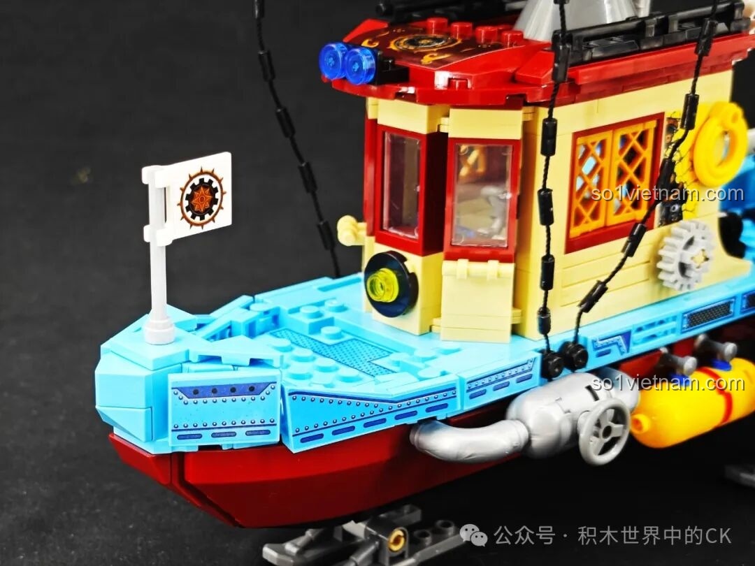 Góc nhìn từ phía sau của mô hình ZHEGAO 958015, tập trung vào phần đuôi và các cánh quạt lớn.