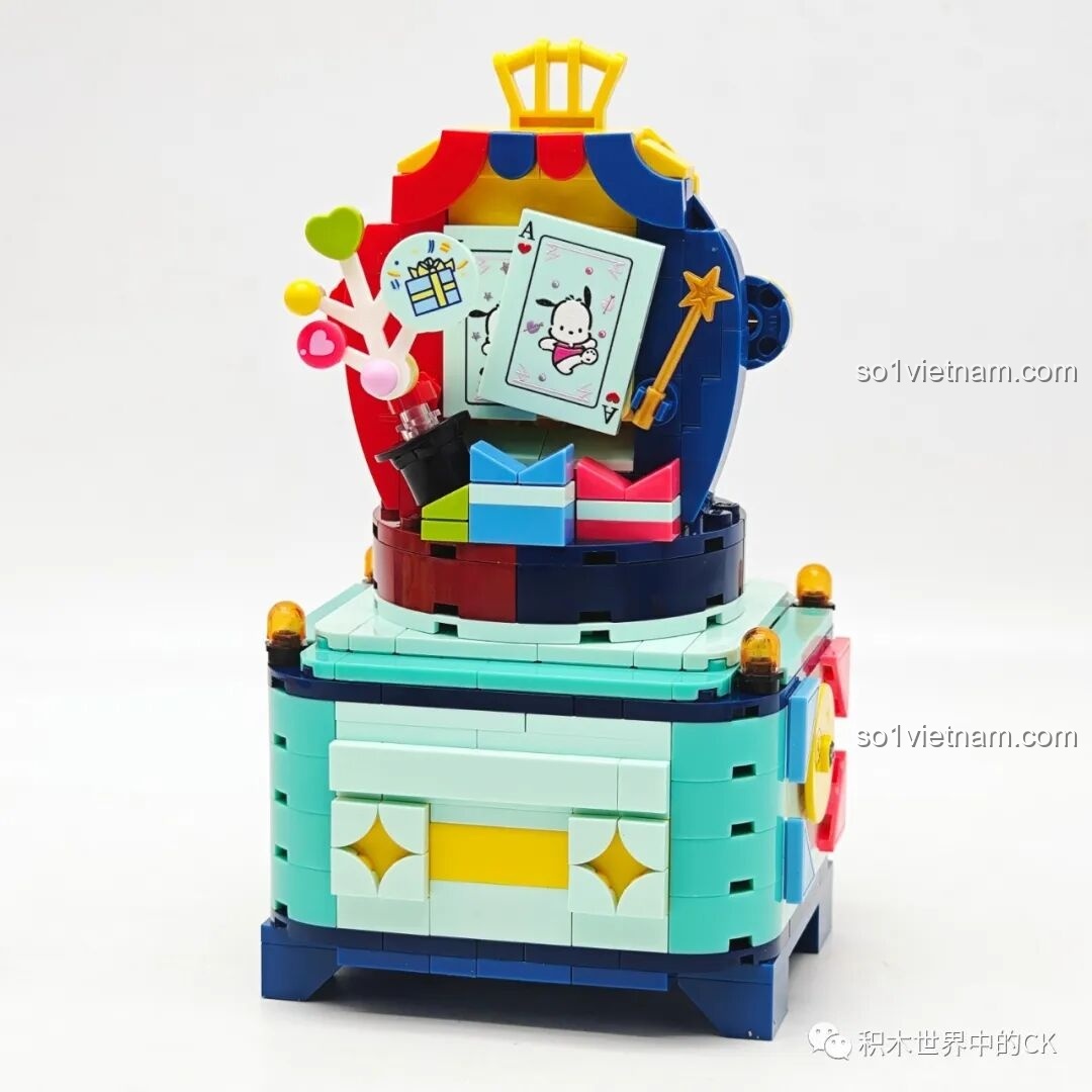 Góc nhìn từ phía trước của mô hình lắp ráp Keeppley K20828 Pochacco, với các chi tiết trang trí.