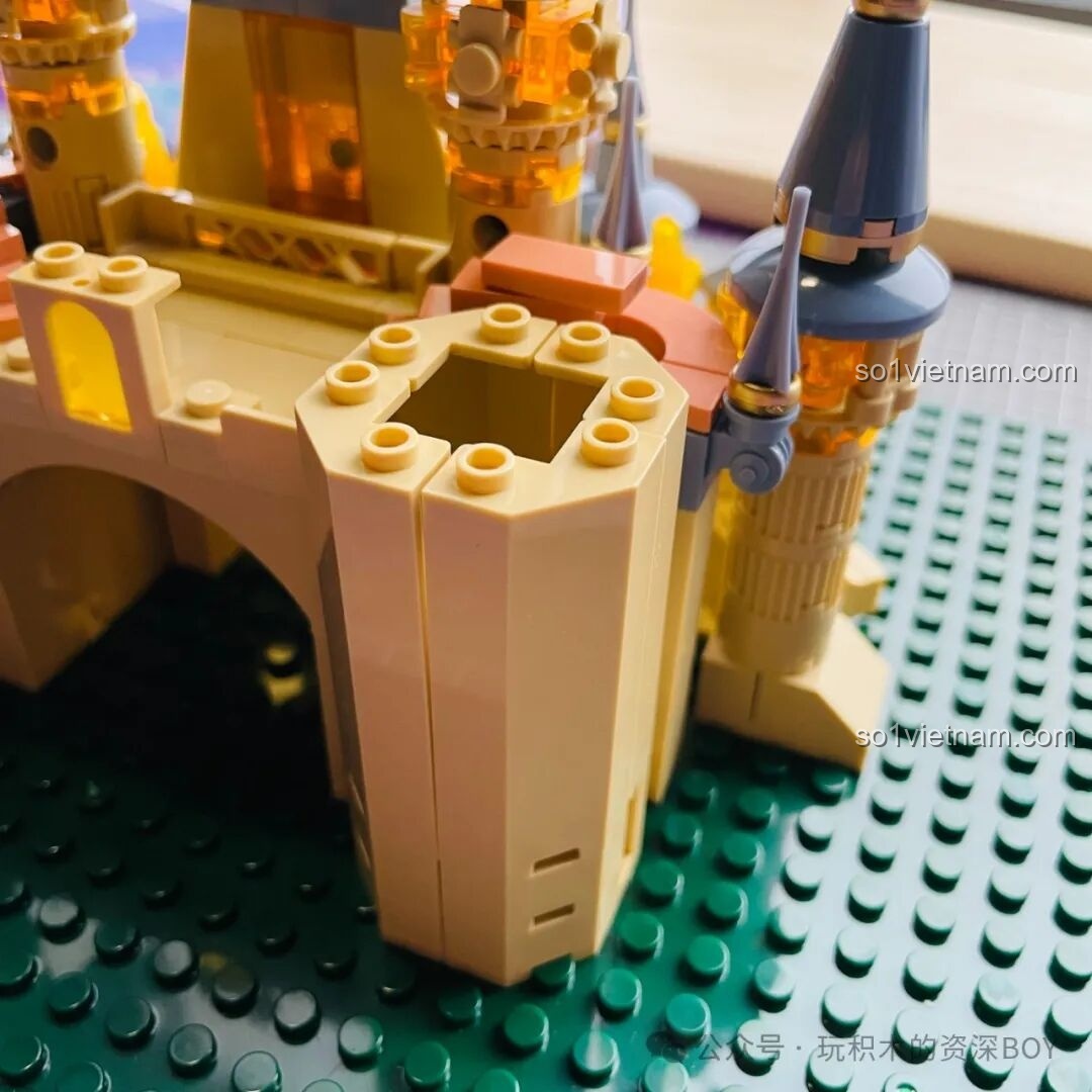 Góc nhìn phía sau Lâu Đài Hoa Rừng Femibox S2238, thể hiện cấu trúc và các chi tiết ẩn.