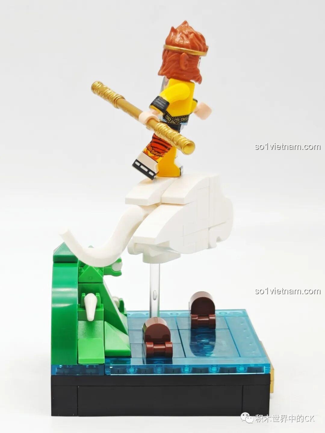 Góc nhìn từ phía sau của mô hình Cân Đẩu Vân, cho thấy tư thế bay và các chi tiết trên đế.