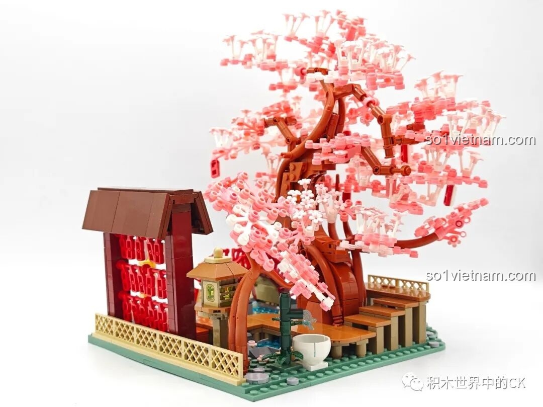 Góc nhìn từ phía sau mô hình Keeppley K20901, cho thấy cấu trúc cây anh đào và kiến trúc.