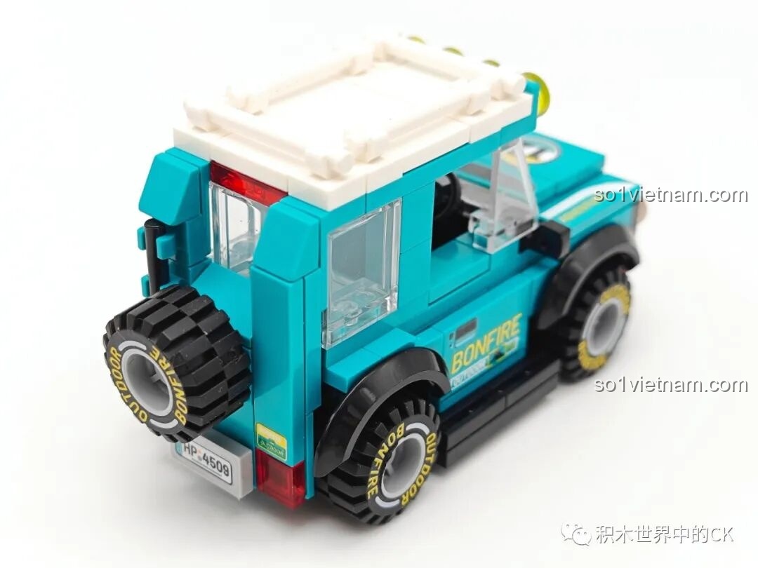 Góc nhìn từ phía sau của mô hình xe địa hình Sembo 714509, thể hiện thiết kế vuông vức, mạnh mẽ.