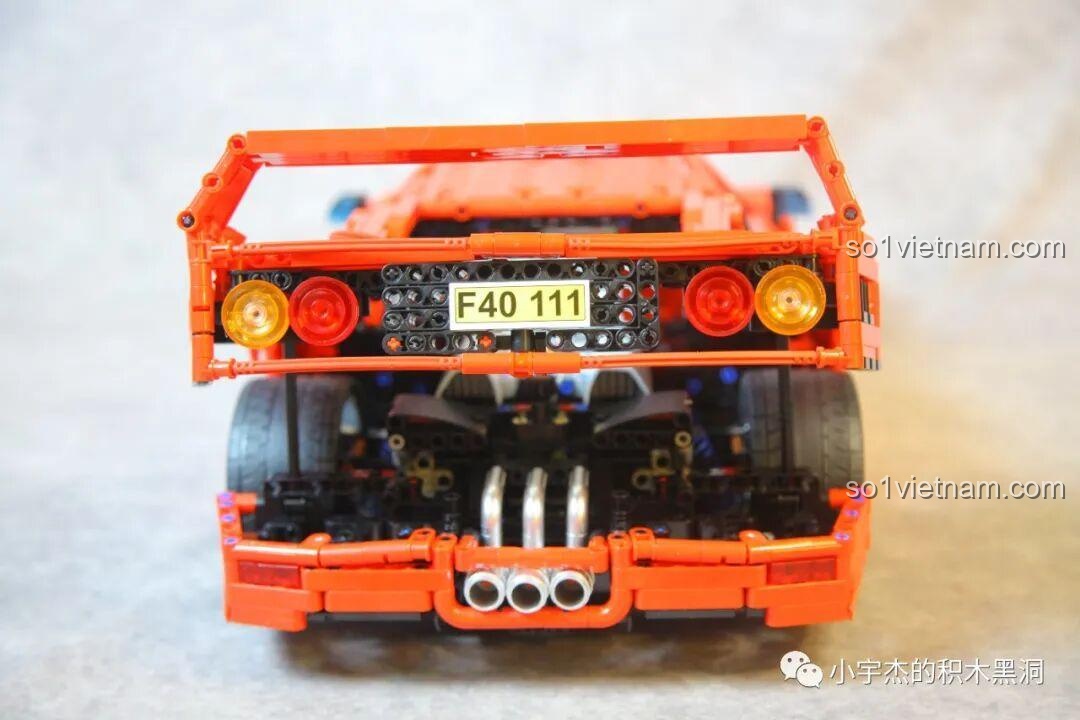 Góc nhìn thẳng từ phía sau vào khoang động cơ của xe CBOX X001, nổi bật với lốp xe lớn và hệ thống ống xả.