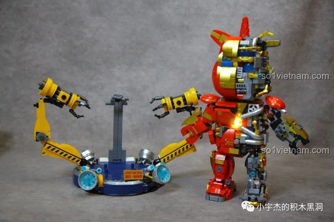 Góc nhìn toàn cảnh mô hình ZHEGAO GZ8008 Robot Kỳ Lân Sắt trên bệ trưng bày.