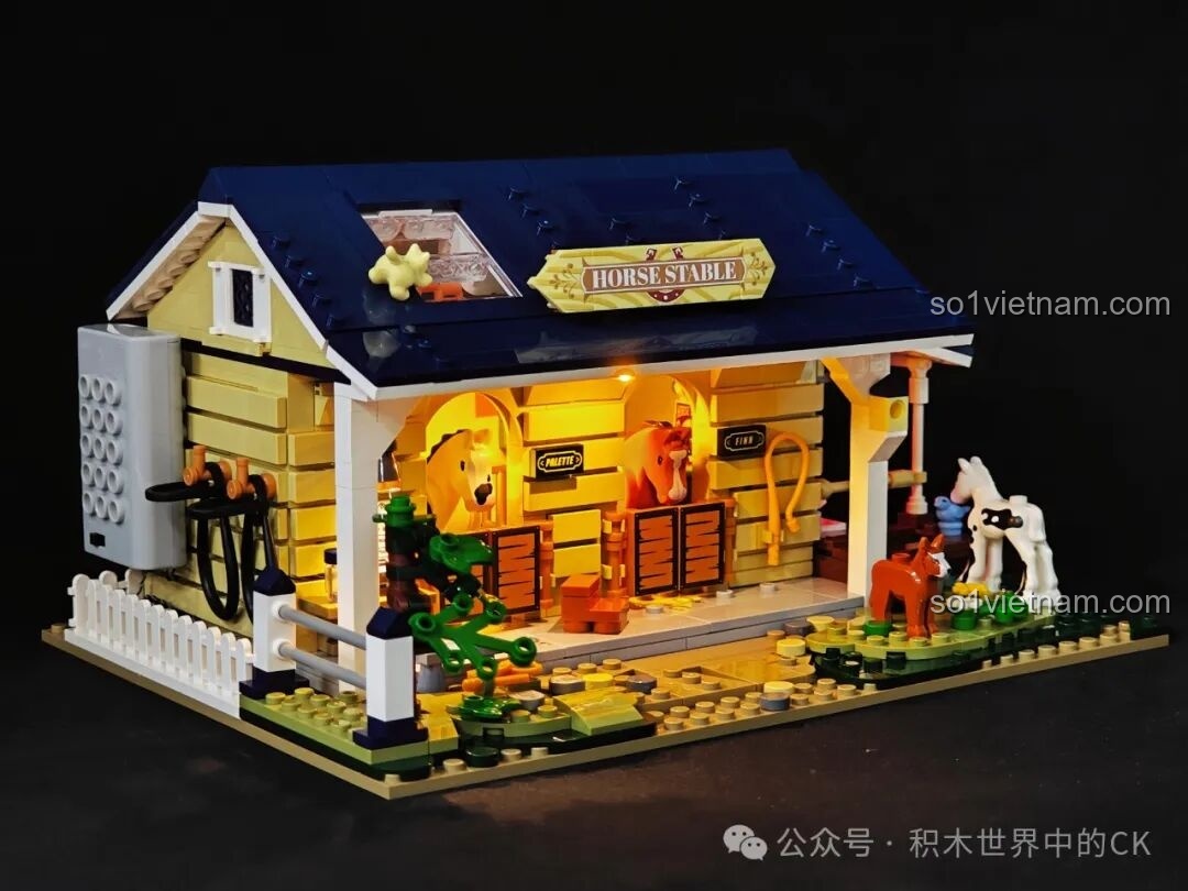 Một góc nhìn tổng thể khác của mô hình Chuồng Ngựa FunWhole F9080 khi bật đèn, khoe trọn vẻ đẹp thiết kế.