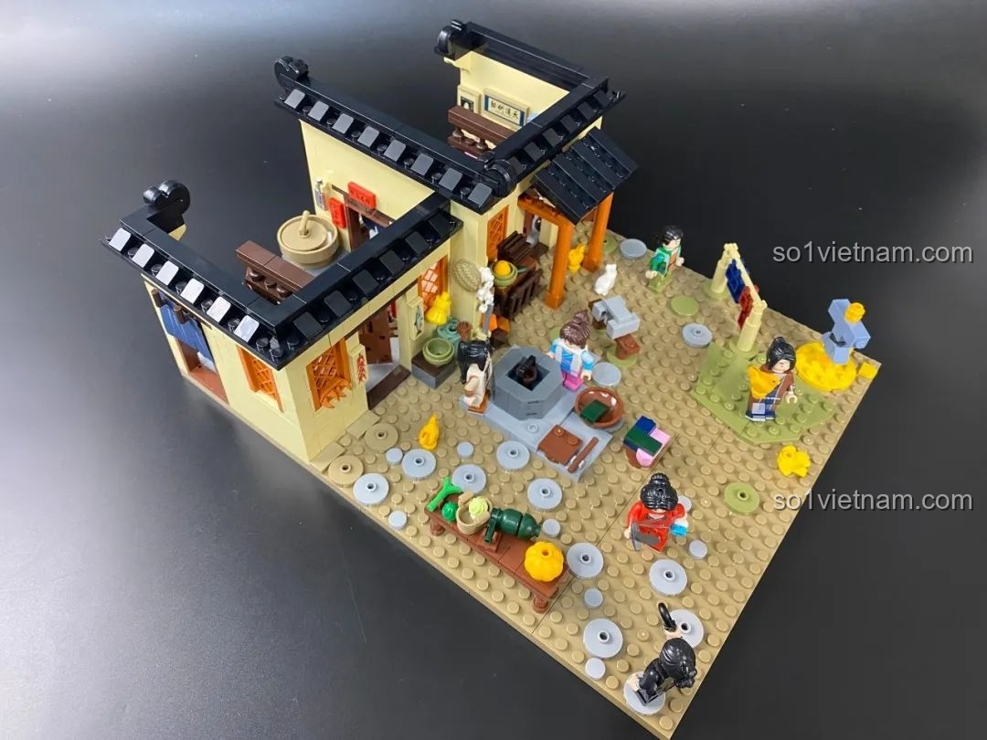 Góc nhìn từ trên cao của mô hình Sân Sau Khách Điếm Đồng Phúc, thể hiện sự nhộn nhịp.