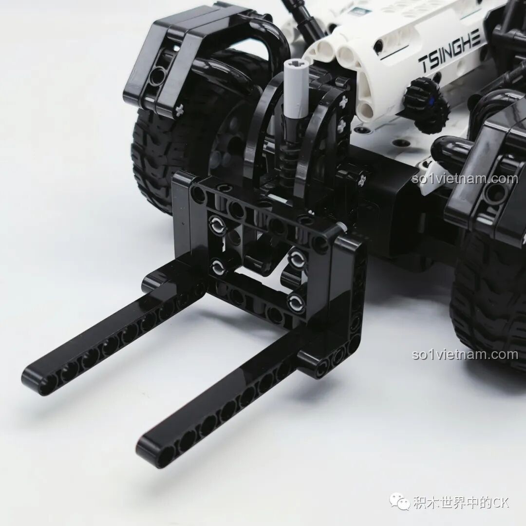 Nhìn trực diện bộ lắp ghép Xe Nâng Công Trình ONEBOT giá hời, xe có vẻ ngoài mạnh mẽ và vững chãi.