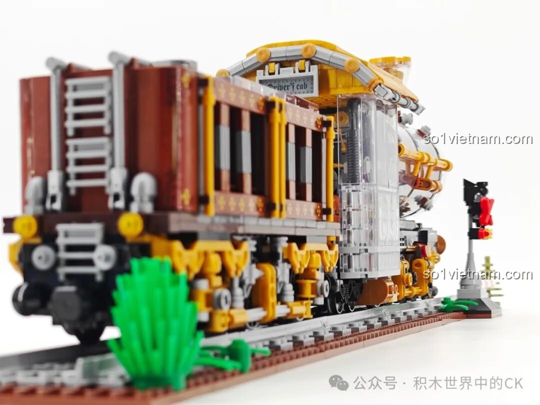 Góc nhìn từ dưới lên của toa chở than ZHEGAO 958016, làm nổi bật hệ thống bánh xe và các chi tiết trang trí.