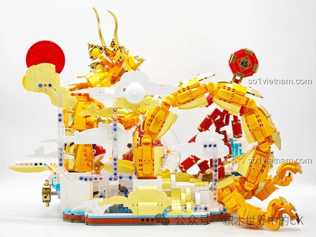 Góc nhìn từ phía sau của mô hình Rồng Vàng Keeppley K19908, phần lưng và đuôi được thiết kế chi tiết.