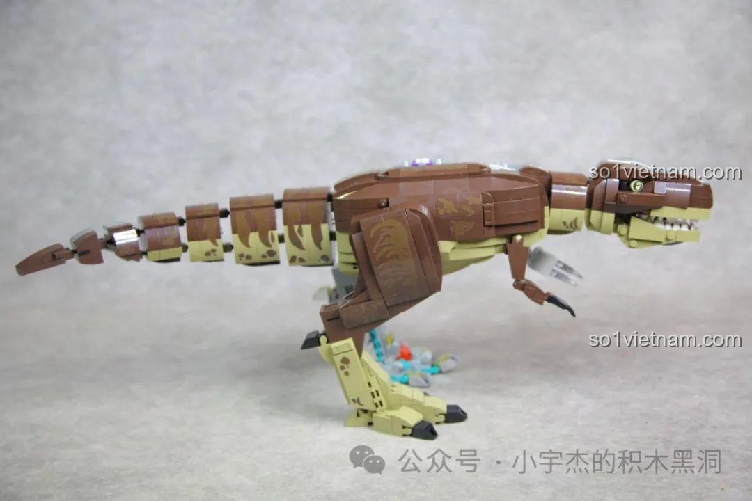 Góc nhìn từ phía sau của mô hình T-Rex Bán Cơ Khí, cho thấy sự liền mạch của chiếc đuôi.