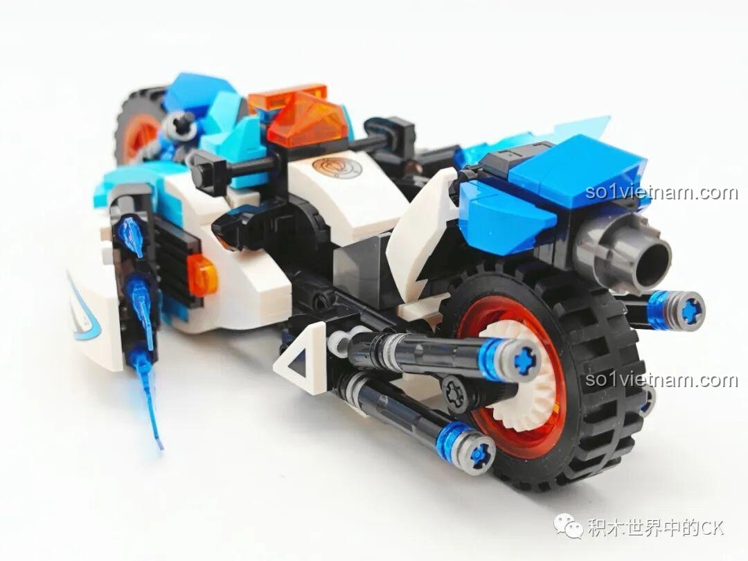 Góc nhìn từ phía sau của mô hình xe máy tương lai Cyberangel cho trẻ 6+, nổi bật với ống xả kép.