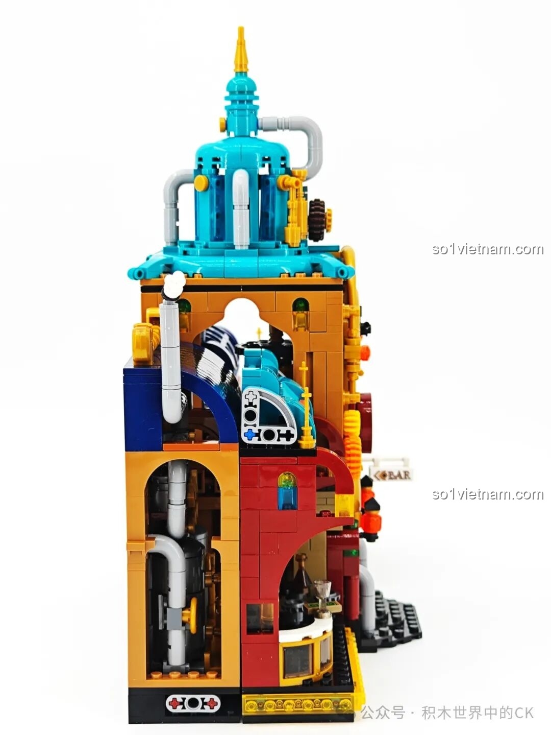 Một góc nhìn khác từ phía sau của mô hình ZHEGAO 958013, tập trung vào phần mái và các đường ống hơi nước.