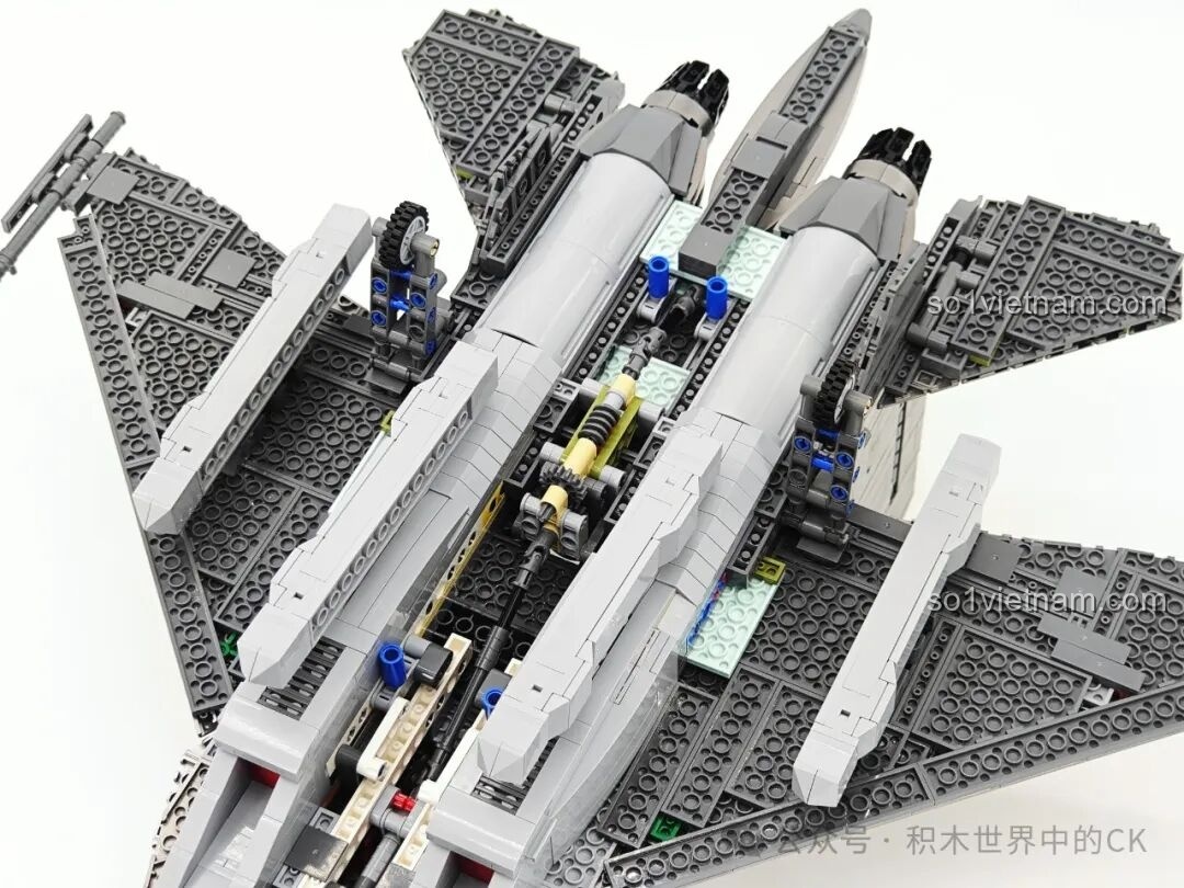 Góc nhìn từ trên cao của mô hình J-16D khi đang bật đèn LED, ánh sáng xanh tỏa ra từ hai động cơ tạo điểm nhấn mạnh mẽ.