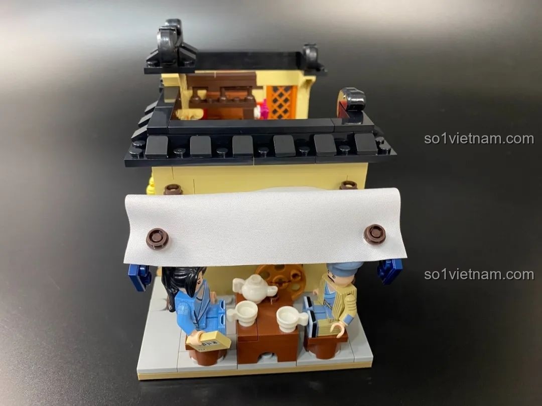 Góc nhìn từ trên cao xuống quán trà, thấy rõ nội thất và cách bài trí bên trong.