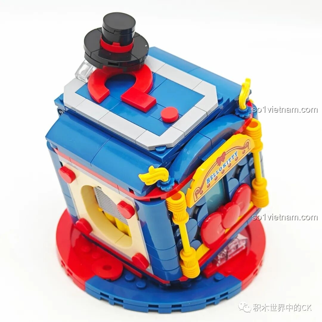 Góc nhìn từ trên xuống của mô hình Keeppley K20823 Hello Kitty, thấy rõ phần nắp hộp và các chi tiết trang trí.