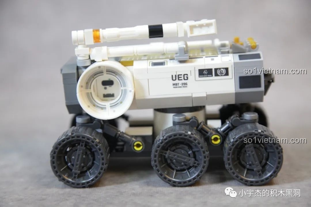 Góc nhìn phía sau của Xe Di Động Căn Cứ Mặt Trăng SEMBO 107106, chi tiết các bộ phận phía sau.