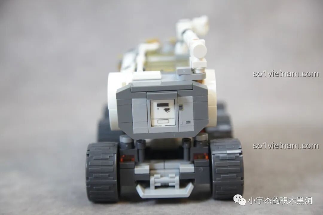 Góc nhìn phía trước của Xe Di Động Căn Cứ Mặt Trăng SEMBO 107106, thiết kế mạnh mẽ.