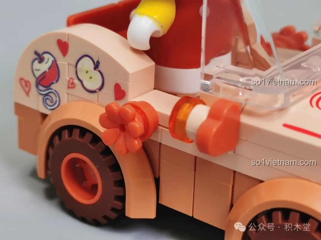 Gương chiếu hậu hình trái tim của xe mui trần Hello Kitty TC1724.