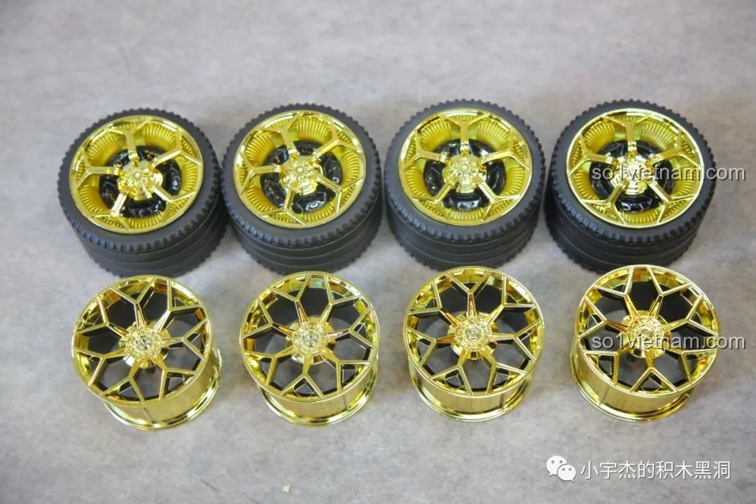 Hai bộ mâm xe mạ vàng đi kèm trong bộ K-box 10520, một bộ đã lắp lốp và một bộ rời cho người chơi tùy chọn.