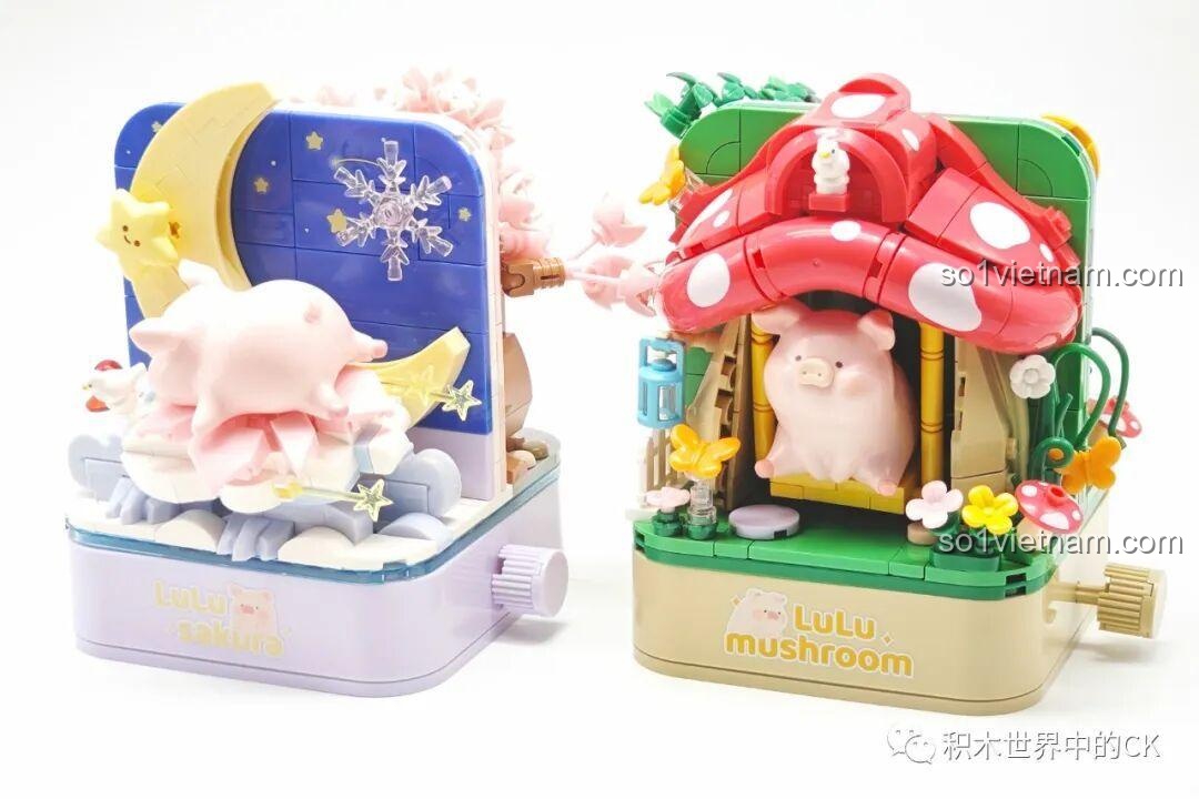 Hai bộ mô hình Sembo Lợn LuLu Nhà Nấm và Hoa Anh Đào đặt cạnh nhau, hiển thị mặt A của cả hai.