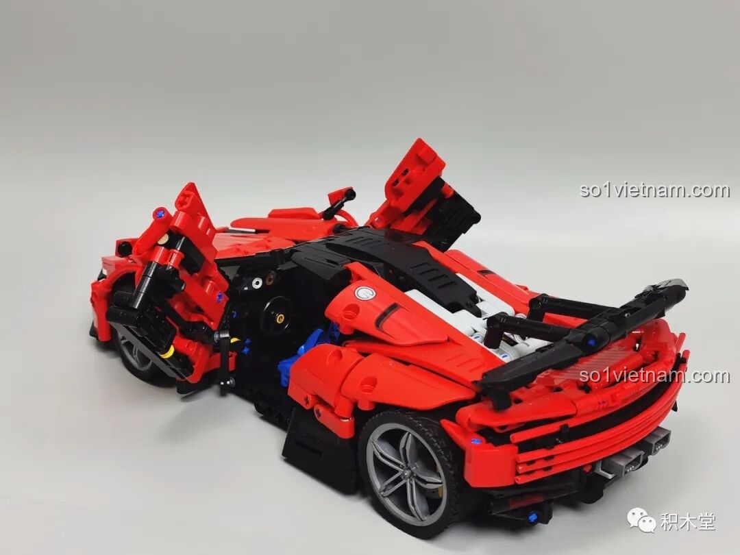 Cả hai cửa cánh chim của mô hình Panlos Brick 673006 cùng mở lên, tạo dáng vẻ vô cùng ấn tượng.