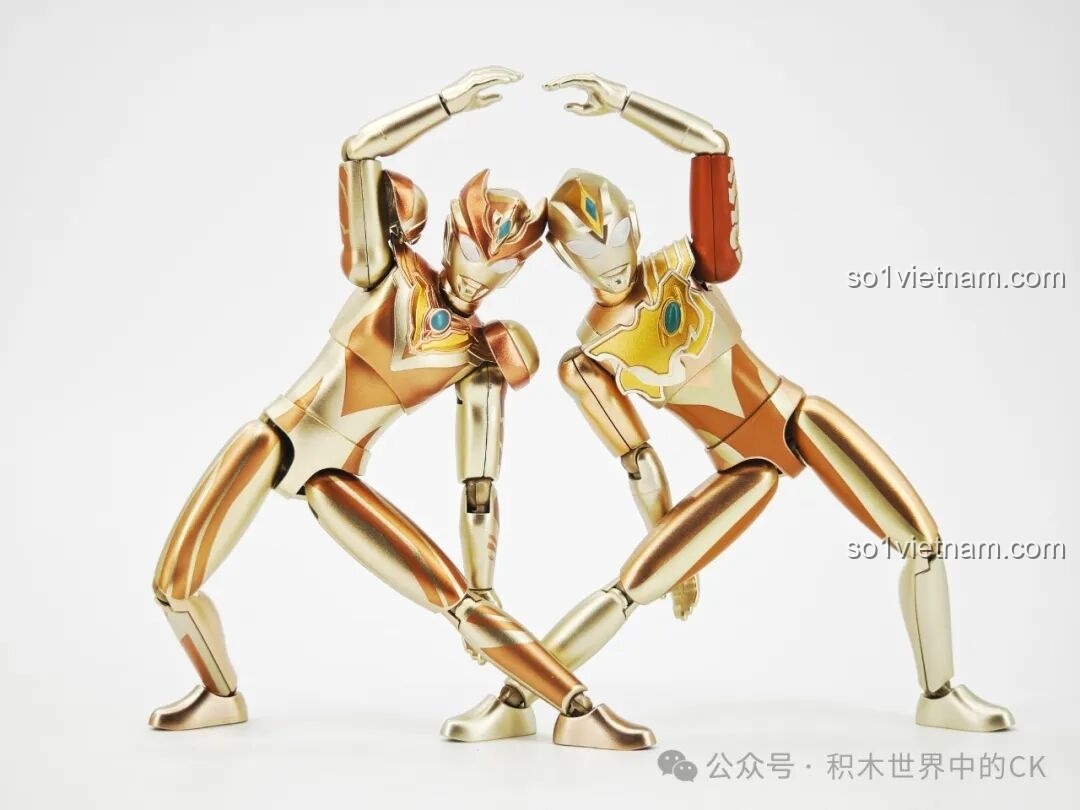 Hai figure Ultraman vàng tạo hình trái tim, biểu tượng cho tình bạn và sức mạnh đoàn kết trong bộ đồ chơi.