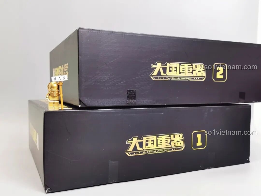 Bên trong hộp lớn của bộ Keeppley 23036 là hai hộp nhỏ màu đen, chứa các túi mảnh ghép được phân loại.