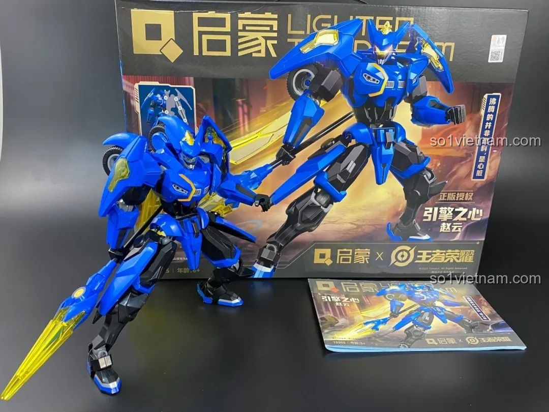 Hai mô hình Triệu Vân đứng cạnh nhau, một trên hộp và một bên ngoài, món đồ chơi tuyệt vời cho các fan Vương Giả Vinh Diệu.