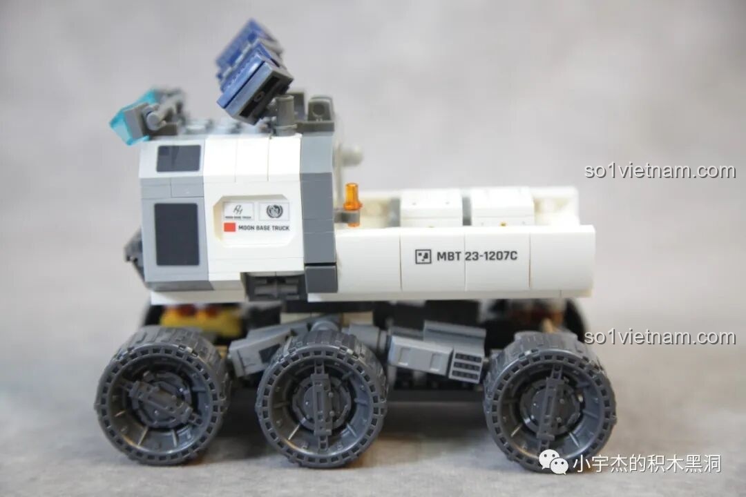 Hai mô hình Xe Di Động Căn Cứ Mặt Trăng và Xe Vận Tải Mặt Trăng của SEMBO Lưu Lạc Địa Cầu 2 đứng cạnh nhau.