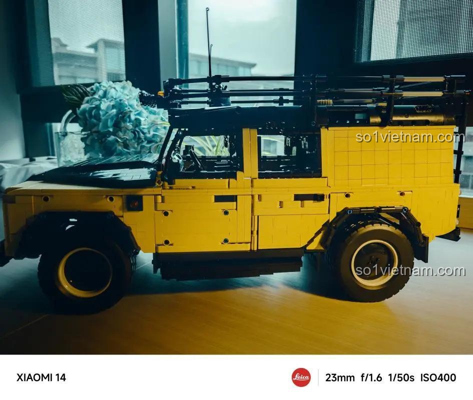 Ảnh review từ người dùng về bộ đồ chơi Land Rover Defender phiên bản V8 Trophy, chụp cạnh cửa sổ cho thấy vẻ ngoài chân thực.