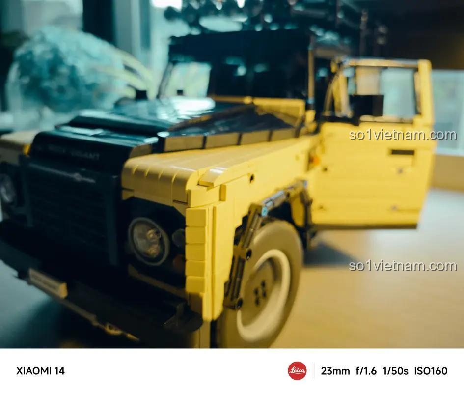 Ảnh chụp thực tế cửa xe đang mở của đồ chơi xây dựng YC-23029, cho thấy độ chi tiết và khớp nối của sản phẩm.