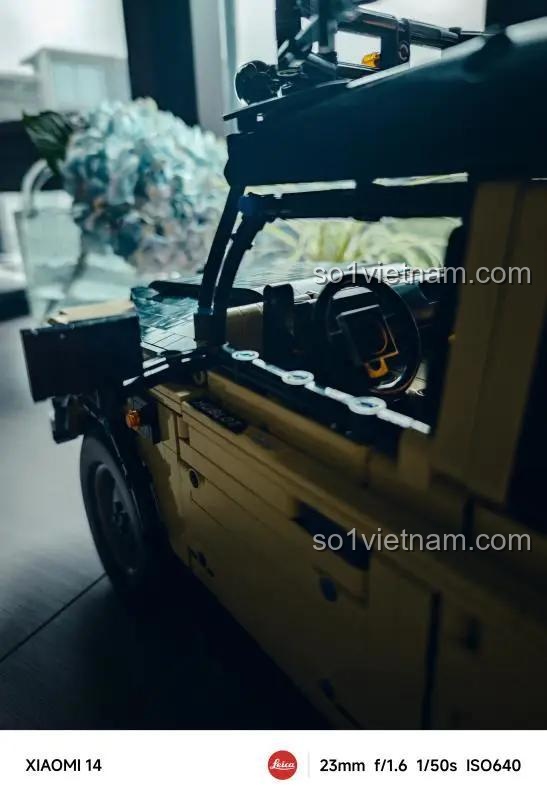 Ảnh chụp cận cảnh buồng lái của bộ lắp ráp Xe địa hình Land Rover Defender từ góc nhìn bên ngoài.