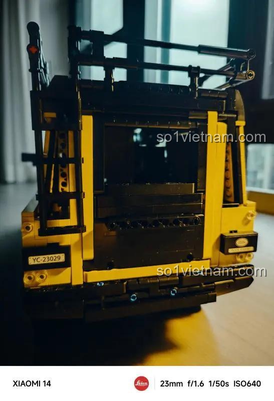 Ảnh chụp thực tế phần đuôi xe của đồ chơi mô hình Huyền thoại off-road Land Rover Defender, mã YC-23029 được dán trên xe.