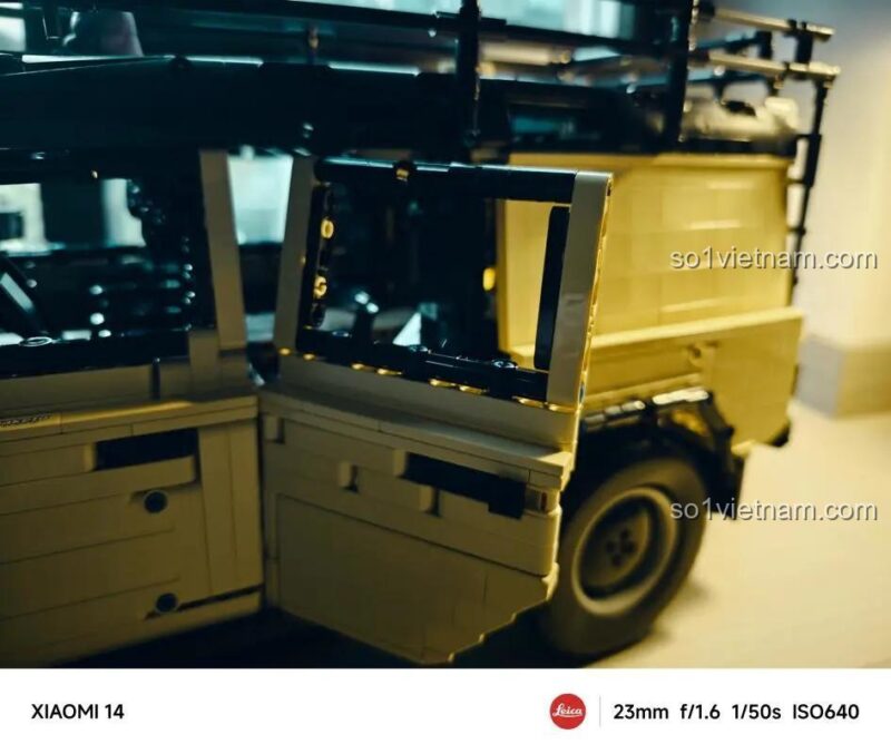 Ảnh chụp cửa bên hông xe Land Rover Defender YC-23029 đang mở, cho thấy bản lề và cấu trúc chắc chắn.