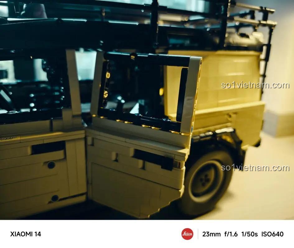Ảnh chụp cửa bên hông xe Land Rover Defender YC-23029 đang mở, cho thấy bản lề và cấu trúc chắc chắn.