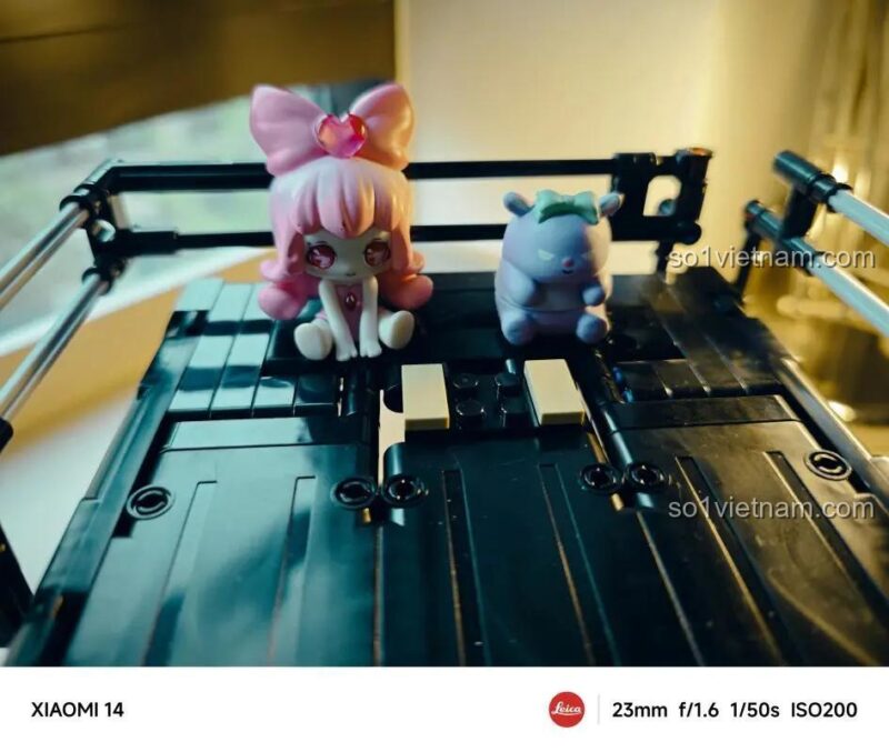 Một góc chụp sáng tạo khác của người dùng với các figure nhỏ trên giá nóc của đồ chơi lắp ghép YC-23029.