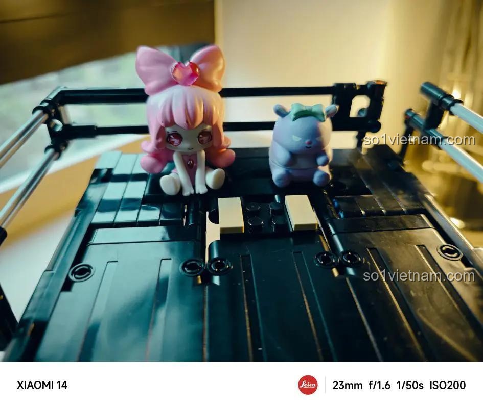 Một góc chụp sáng tạo khác của người dùng với các figure nhỏ trên giá nóc của đồ chơi lắp ghép YC-23029.