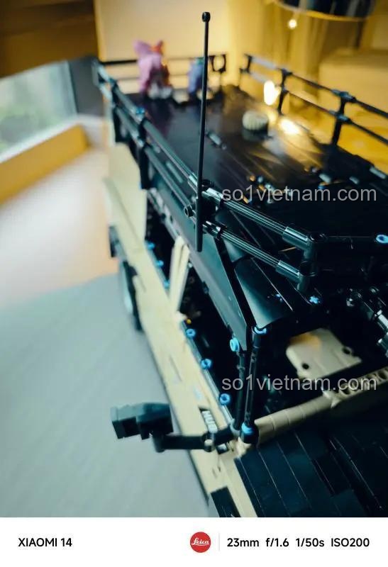 Ảnh chụp từ trên cao xuống phần hông xe của Xe SUV Land Rover Defender Happy Build, thể hiện các chi tiết ăng-ten và khung nóc.