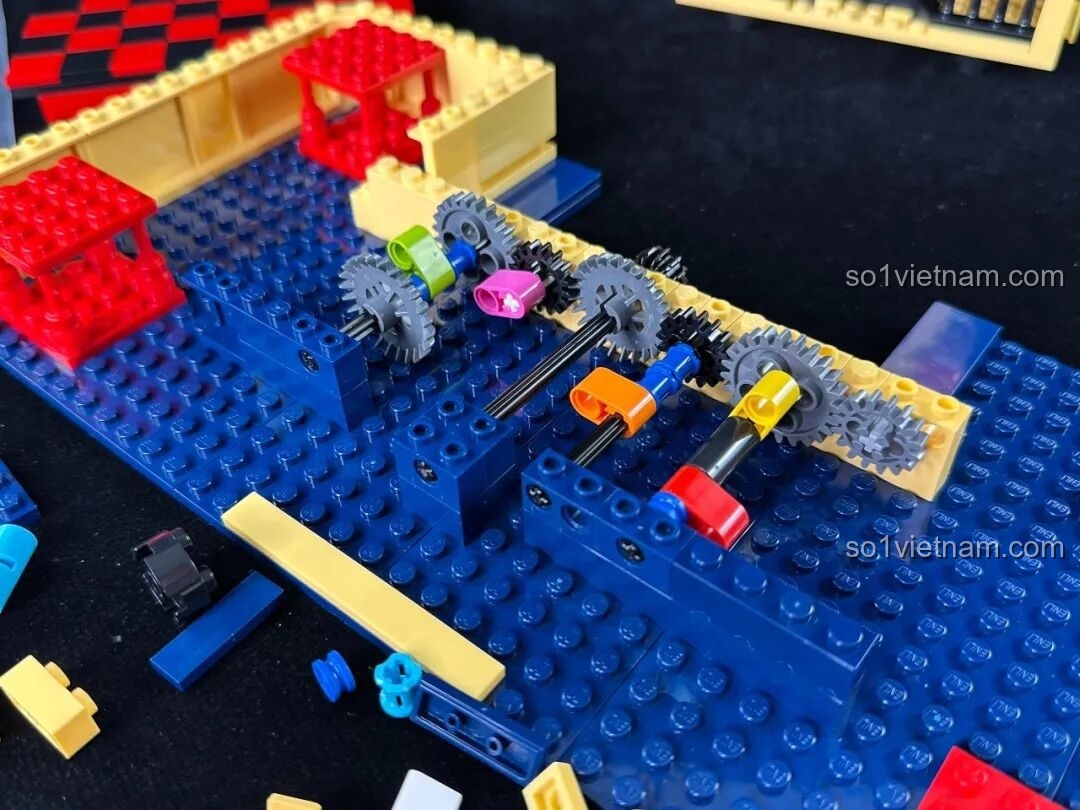 Hệ thống bánh răng phức tạp bên trong sàn diễn của bộ Keeppley K21302, giúp sân khấu có thể chuyển động.