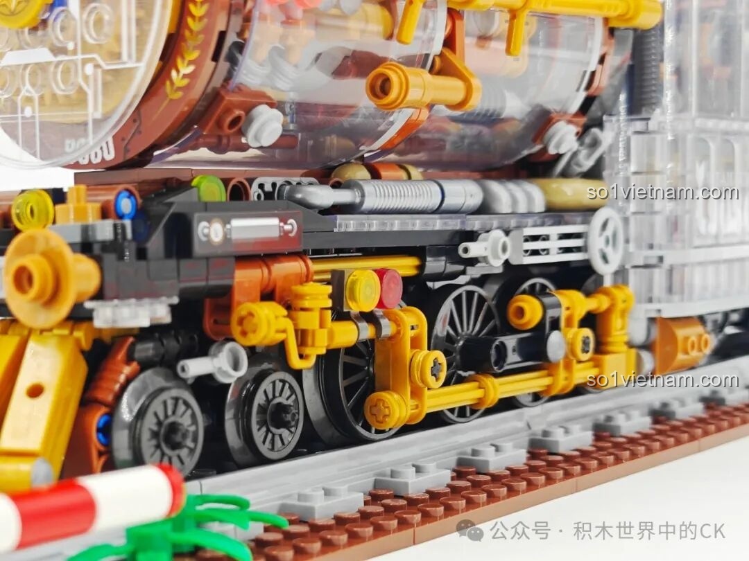 Cận cảnh hệ thống bánh xe, piston và trục khuỷu phức tạp của mô hình Tàu Hỏa Steampunk ZHEGAO 958016.