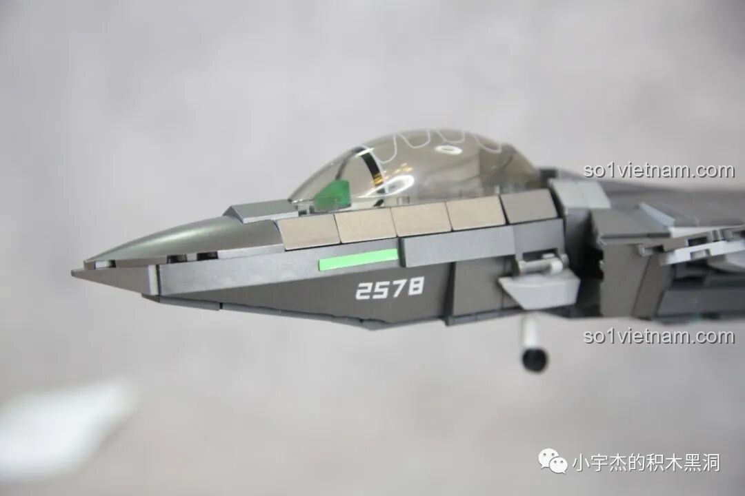 Cận cảnh hệ thống động cơ kép phía sau của Sluban J-20 M38-B1187 Tiêm Kích Tàng Hình, chi tiết được tái hiện chân thực.
